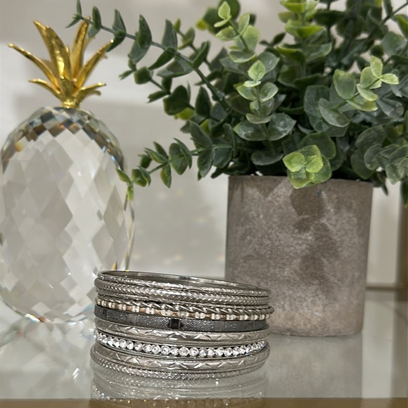 Cache Silver Bangles - Picture 10 of 11